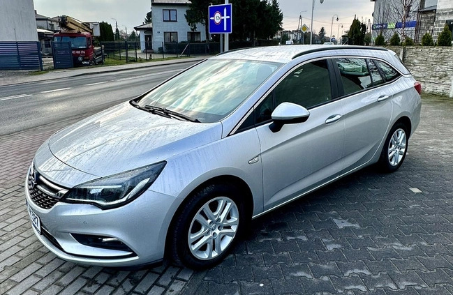 Opel Astra cena 37900 przebieg: 168000, rok produkcji 2017 z Wąbrzeźno małe 121